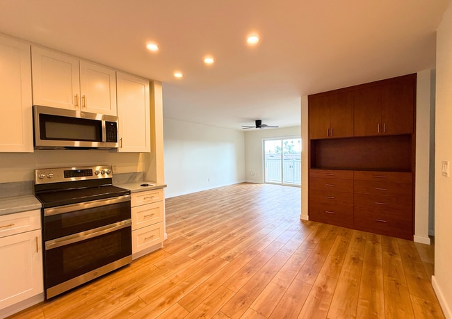 Building Photo - 3030 Suncrest Dr