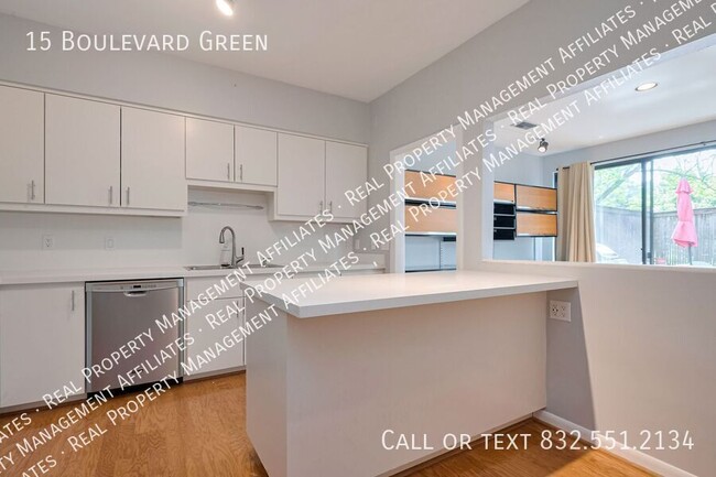 Building Photo - 15 Boulevard Green