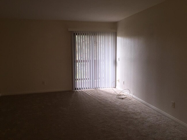 Building Photo - 2 Bedroom 1 Bath Single Level Condo in Il ...