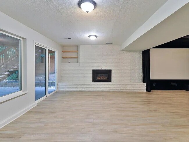 Building Photo - Remodeled Bellevue Home