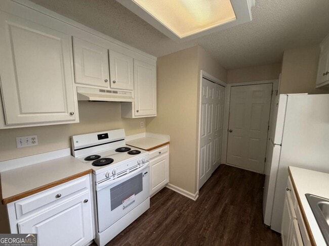 Building Photo - 211 Ravenwood Ct
