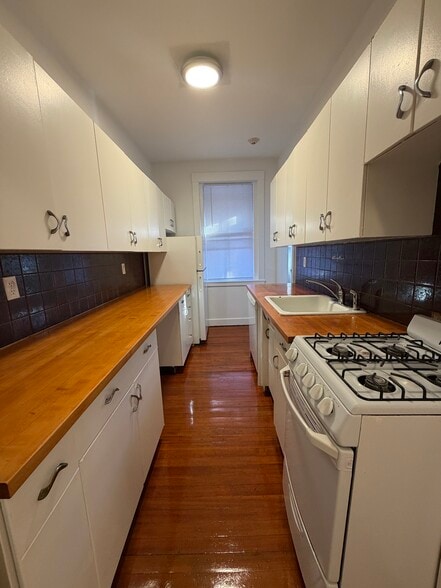 Building Photo - 9 Braemore Rd