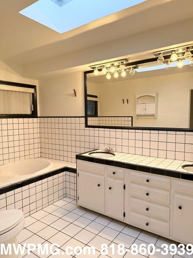 Building Photo - 4Bed 3Bath Woodland Hills home is an absol...