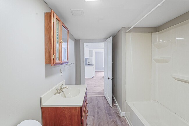 Building Photo - 10 1/2 Ellsworth St