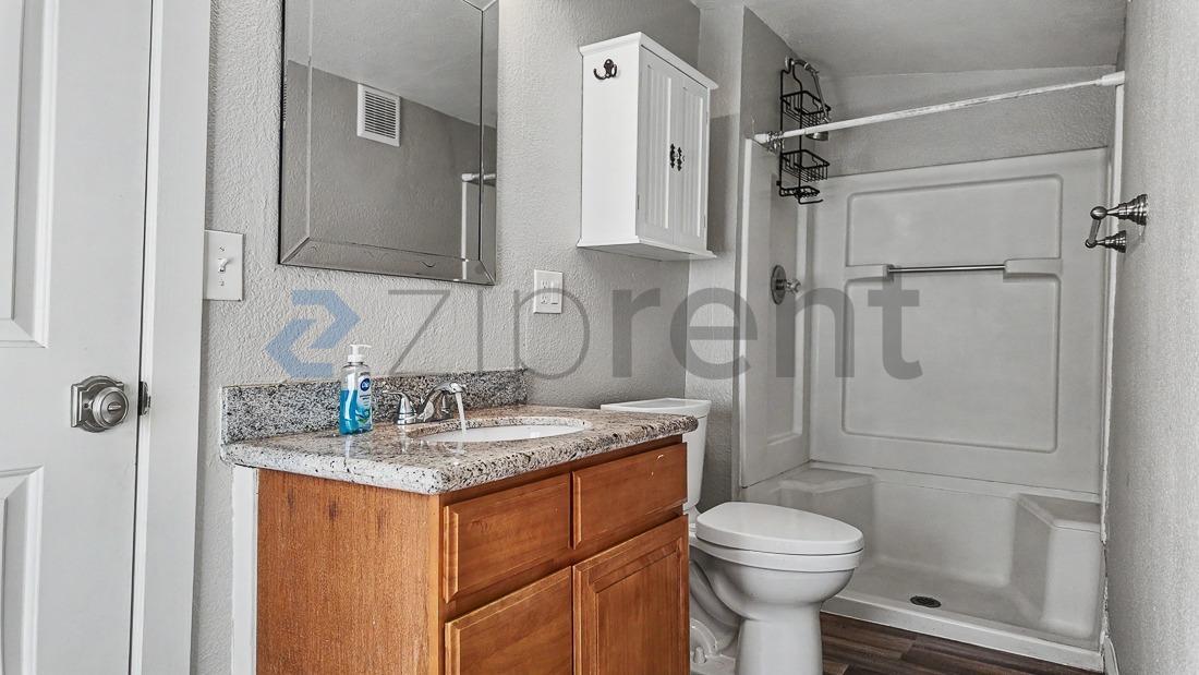 Building Photo - Unit B