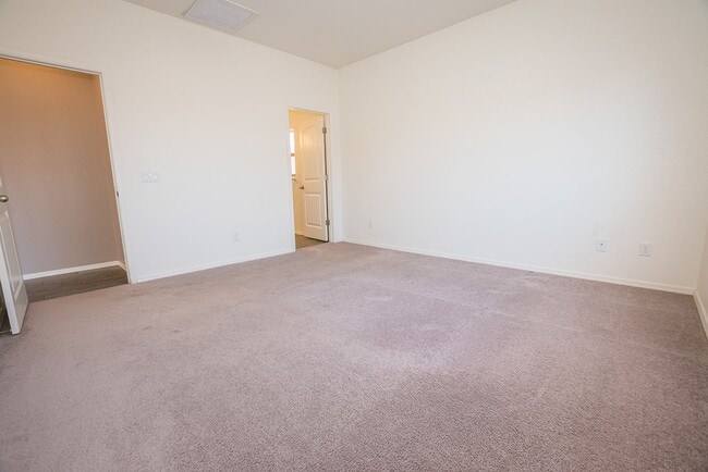 Building Photo - Great Open Floor Plan 3 Bedroom, 2 Bath, Central A/C in Holiday Subdivision!
