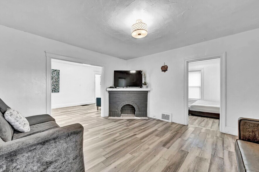 Building Photo - 427 E 156th St