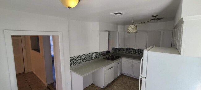 Building Photo - 2027 BENTLEY ST