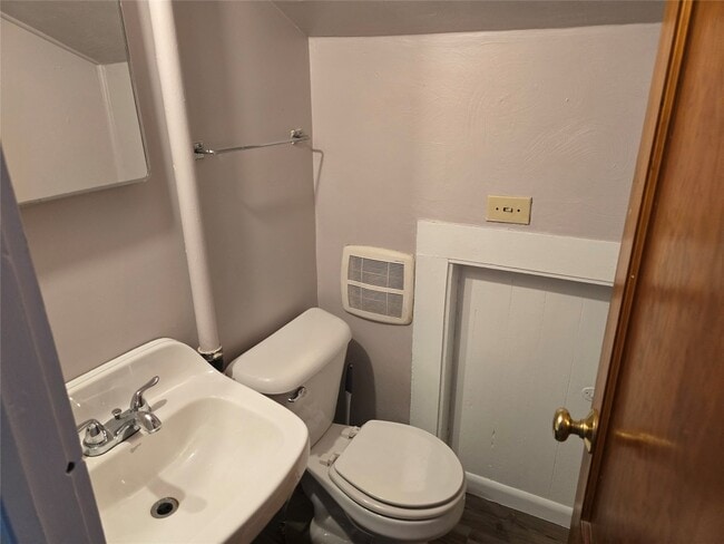 Building Photo - 112 E Plum St
