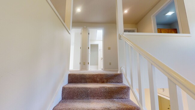 Building Photo - Prime Mountain Park Location! Minutes to D...