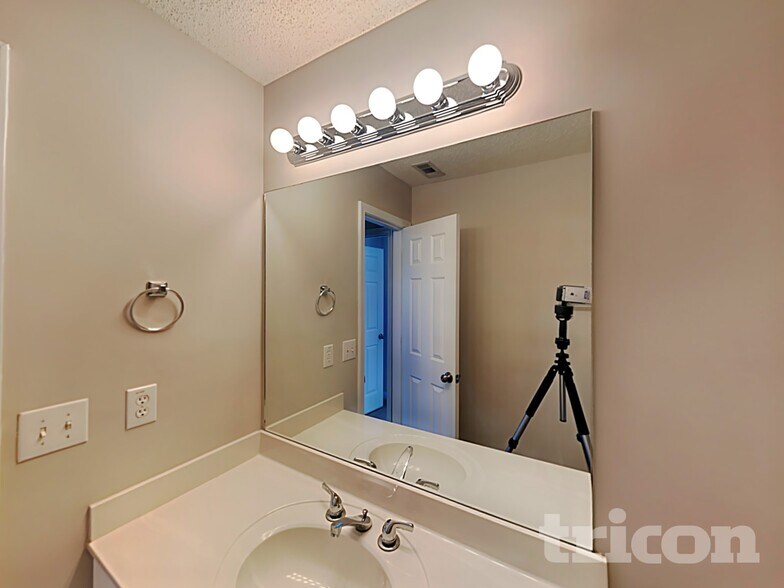 Building Photo - 232 Hillcrest Dr