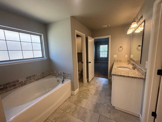 Building Photo - 4 Bedroom 3 Full bath Dream home located i...