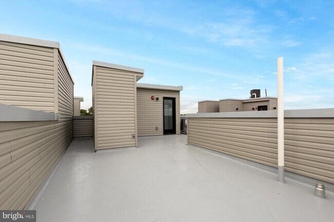 Building Photo - 2119 N Front St