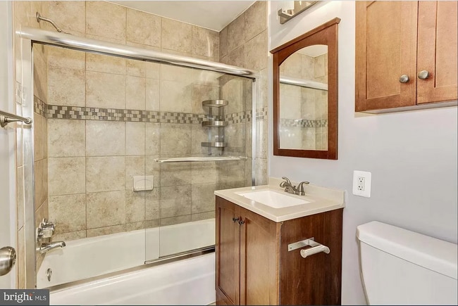 Hallway Bathroom - 1420 Deerfield Ln