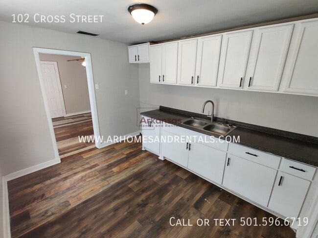 Building Photo - 102 Cross St