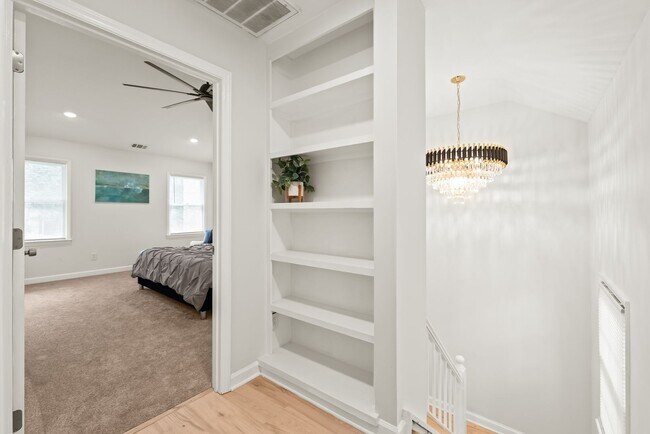 Building Photo - Newly Remodeled Townhome in Fourth Ward – ...