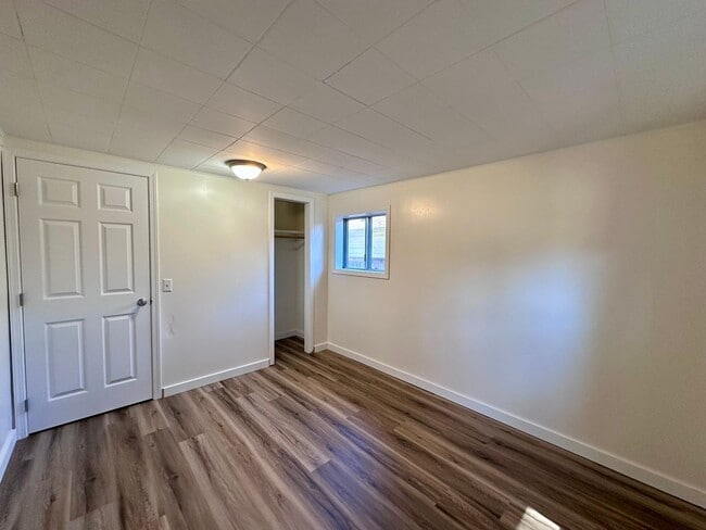 Building Photo - Charming Two Bedroom