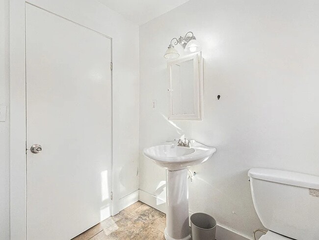 Building Photo - 703 W Dowland St