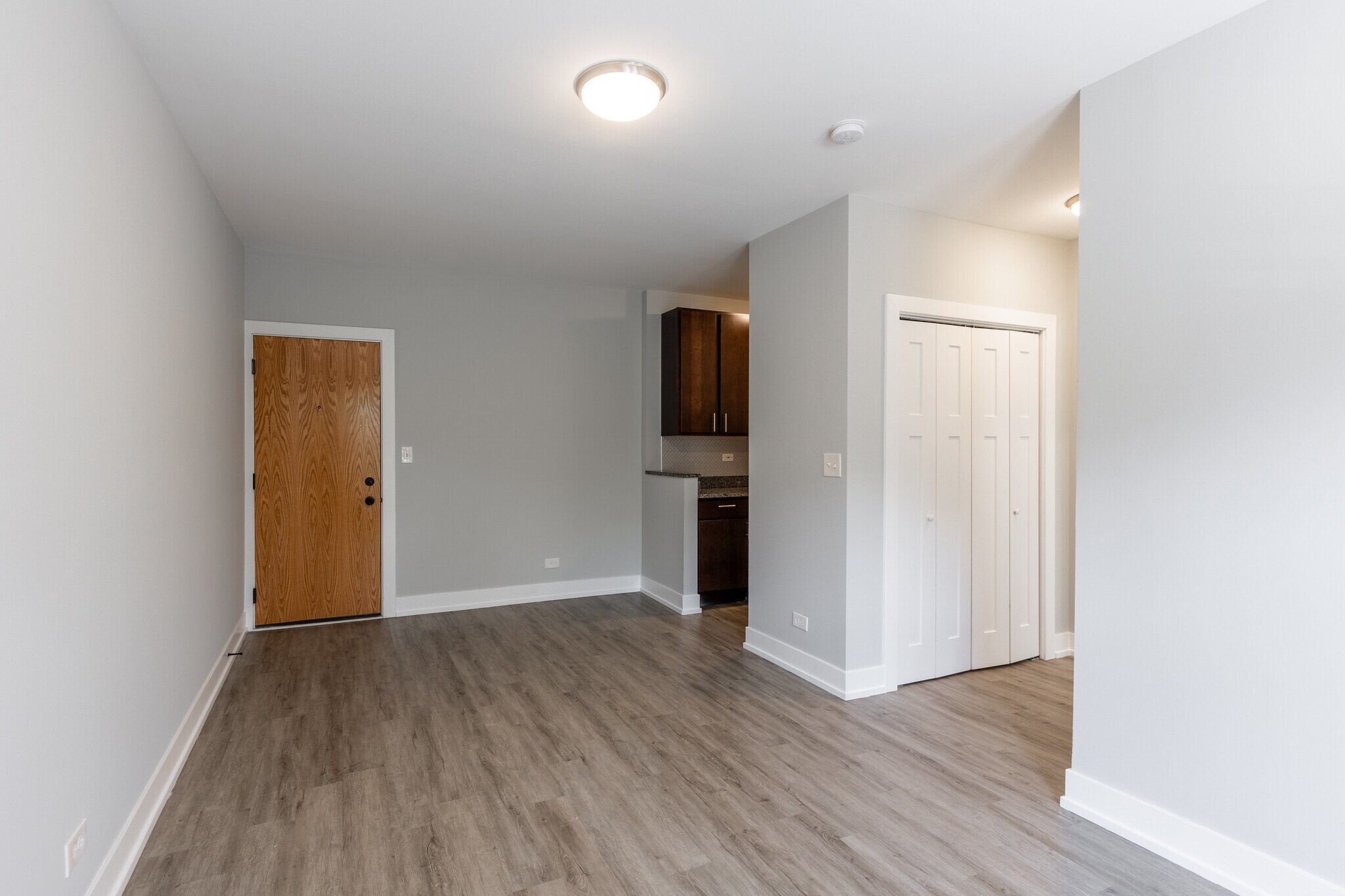 Building Photo - 705 W Brompton Ave