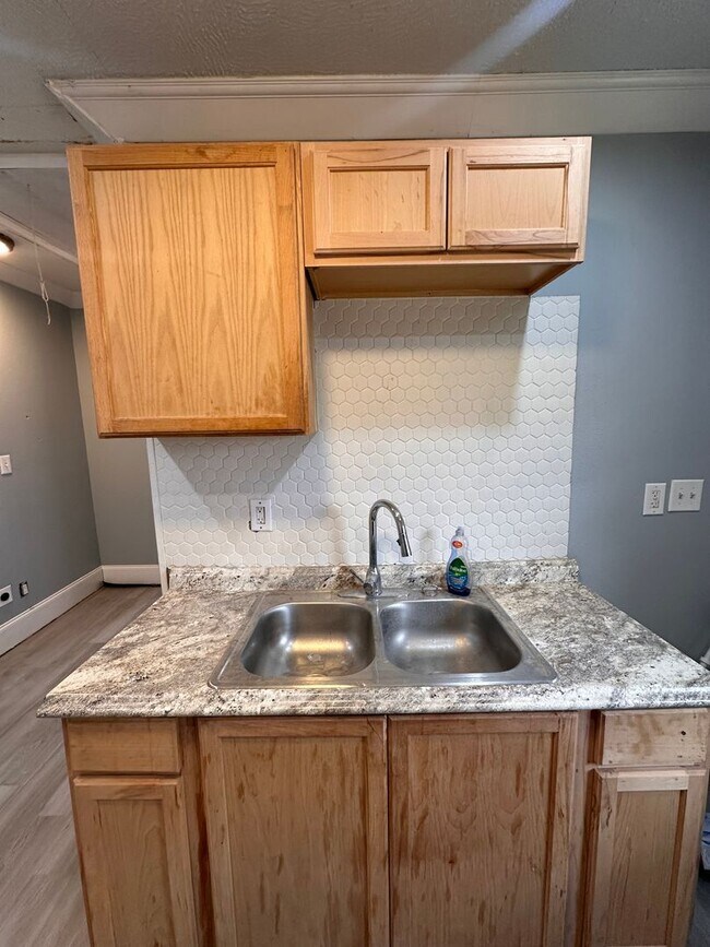Building Photo - Spacious 2 Bedroom 1 Bath Apartment in Hig...