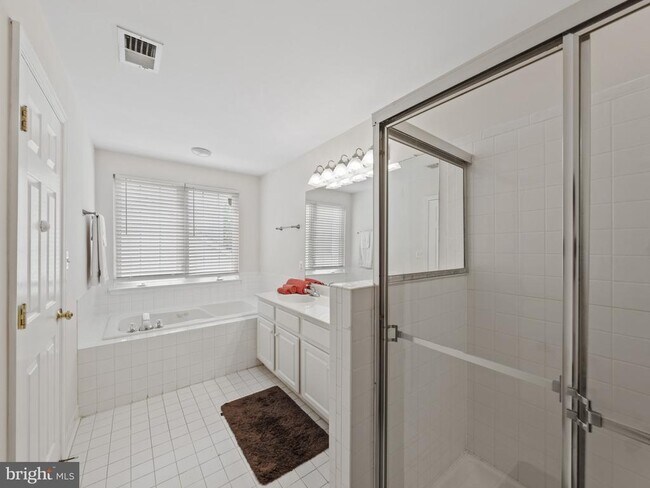 Building Photo - 43103 Lake Ridge Pl