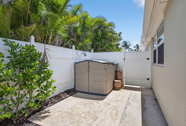 Building Photo - 704 Juniper Dr