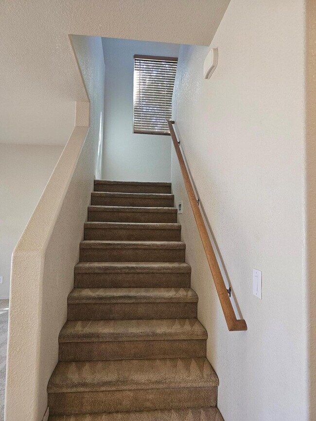 Building Photo - 900 Estancia Dr