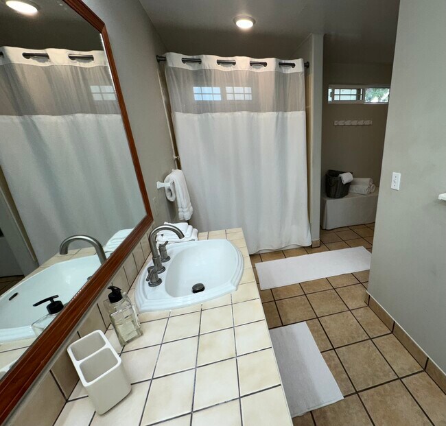 Building Photo - 714-714 Kanalani Pl