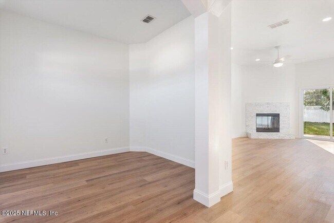 Building Photo - 12184 Mantle Dr