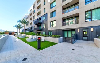 Building Photo - 2207 Rivington