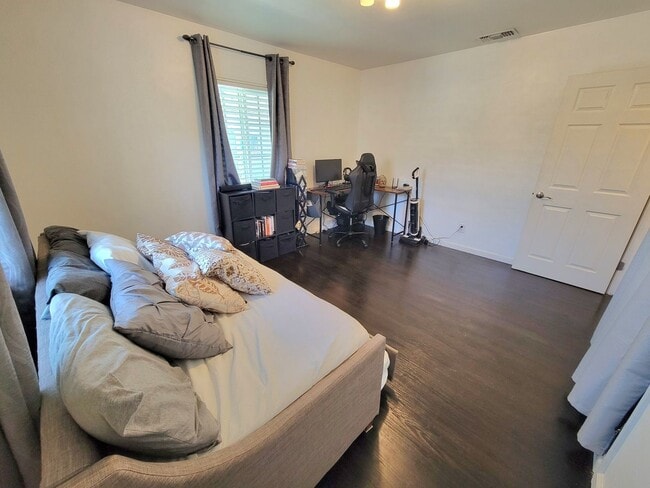 Building Photo - Great Single Family Home in West Long Beach