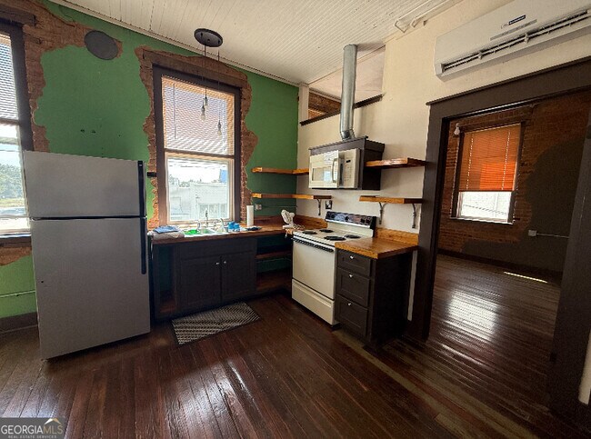 Building Photo - 359 Railroad St