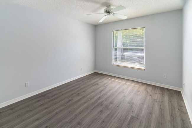 Building Photo - 2 Bedroom- 2 Bath condo with a beautiful l...