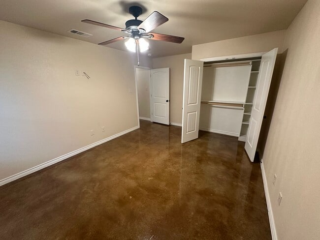 Building Photo - AVAILABLE NOW!!