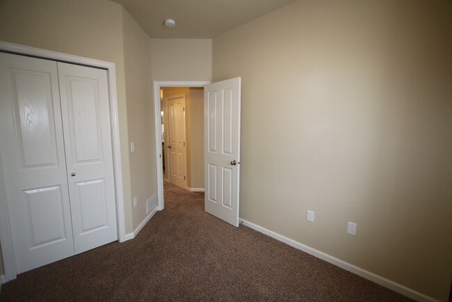 Building Photo - 3 Bedroom Condo close to JBER!