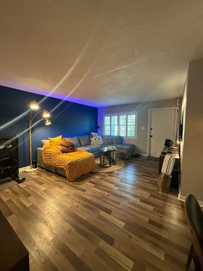 Building Photo - Beautifully Renovated Condo in the Heart o...