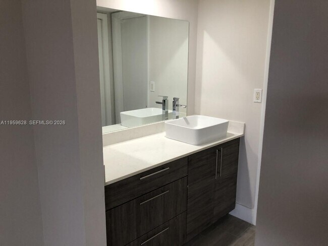 Building Photo - 161 Lakeview Dr