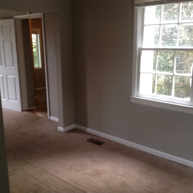 Building Photo - **AVAILABLE NOW**3 Bedroom / 1 Bathroom Ho...