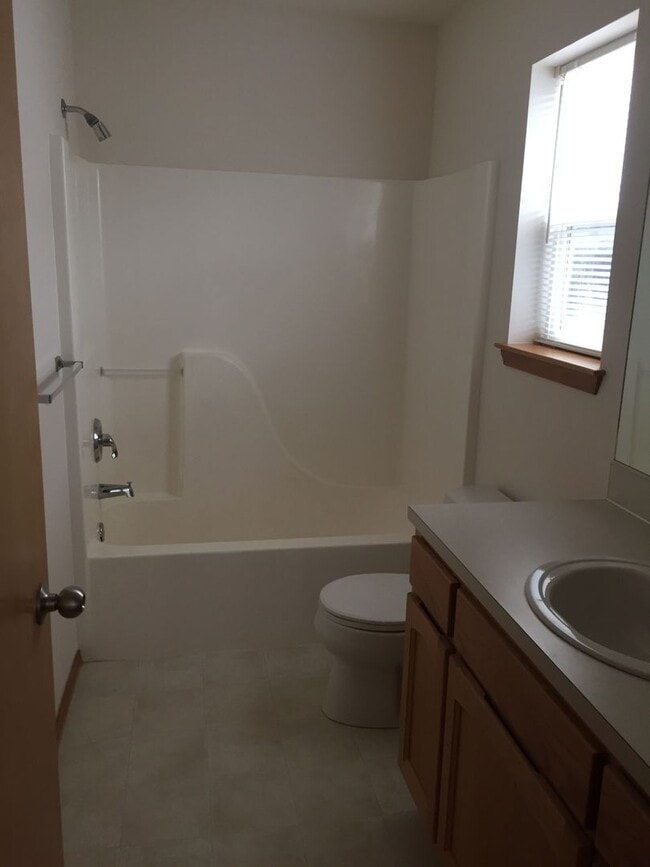 Building Photo - ***PENDING APPLICATIONS***Lovely 3 Bedroom...