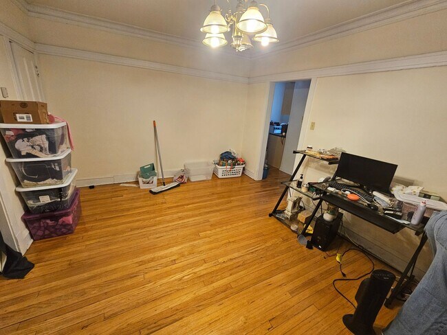 Building Photo - Lovely and Very Large Ravenswood Manor 1 BR