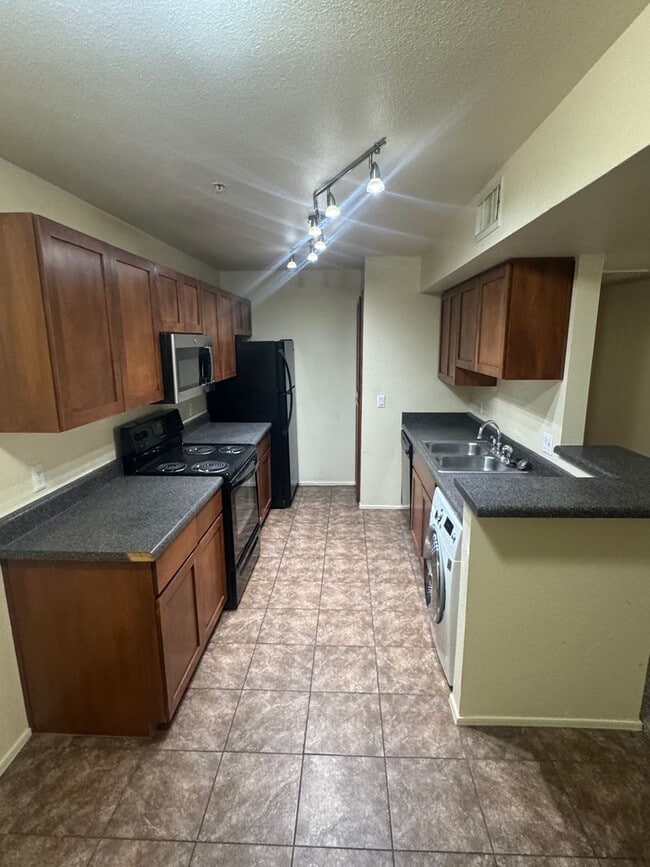 Building Photo - Cozy 2-Bed, 2-Bath in The Arbors – Prime L...