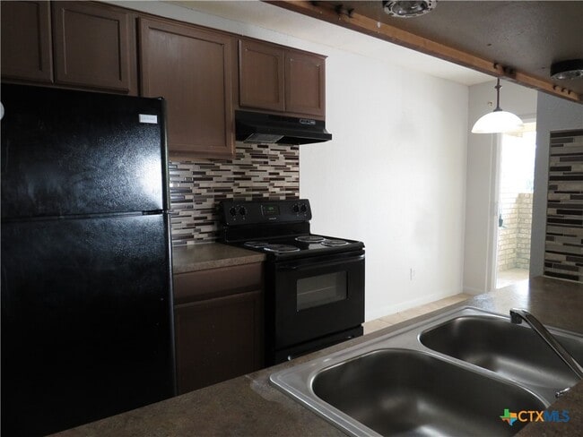 Building Photo - 1807 Cedarhill Dr