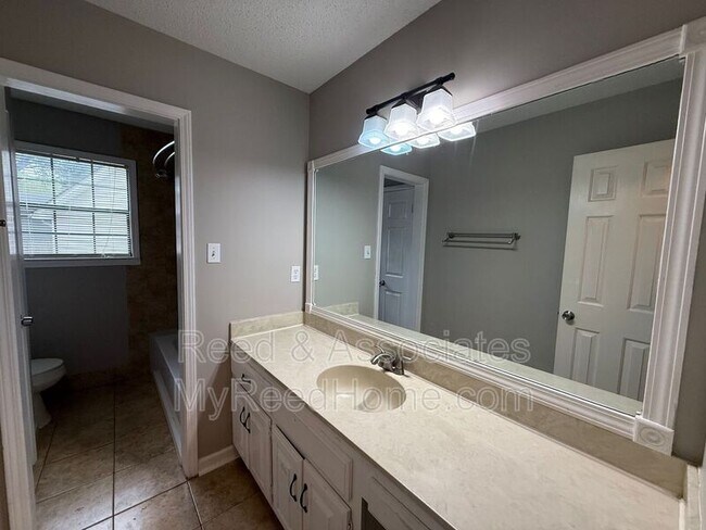 Building Photo - 3040 Delvan Cove