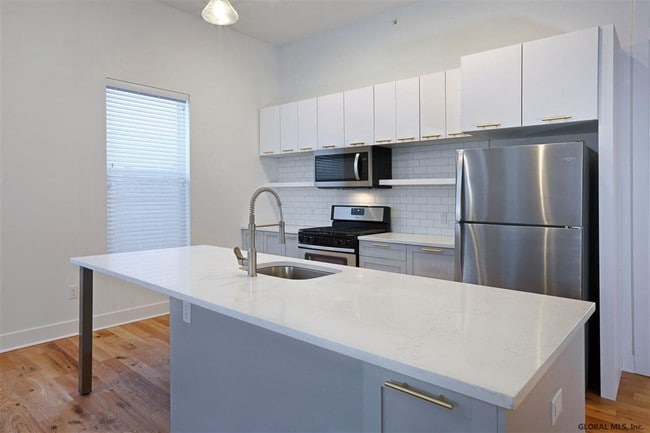Building Photo - 308 Excelsior Ave