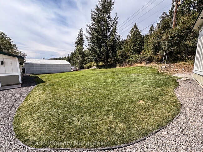 Building Photo - Fully furnished and stocked Single Level H...