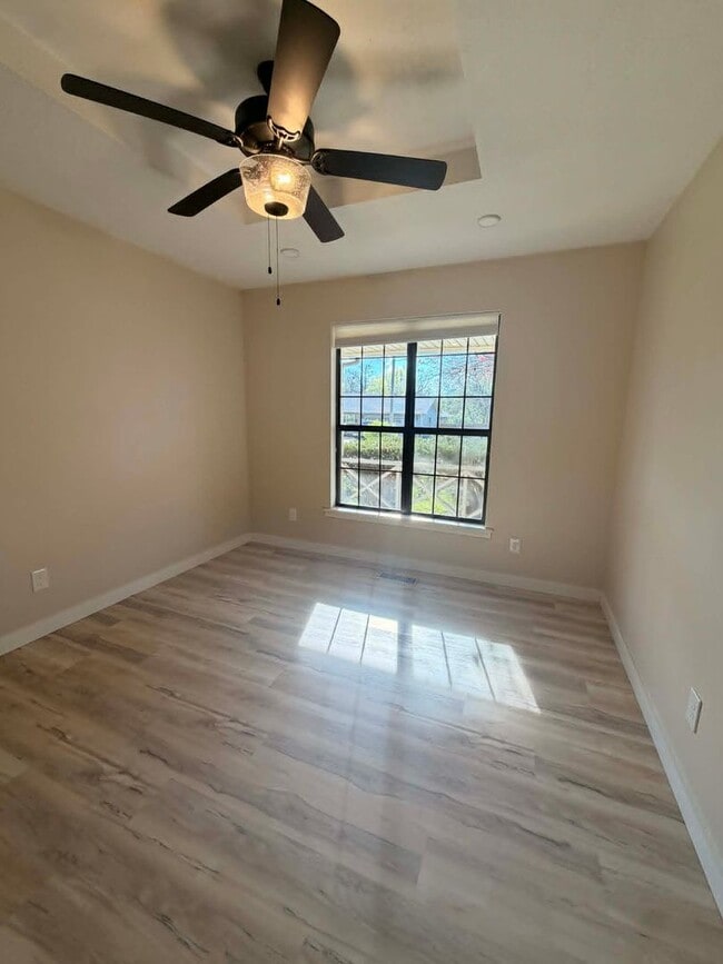 Building Photo - COMING SOON: COMFORT MEETS STYLE IN THIS SPACIOUS BEAUTIFUL 3 BEDROOM / 2 BATHROOM WITH XTRA ROOM...