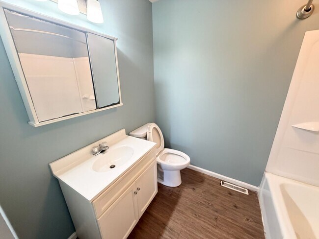 Building Photo - 706 Crescent Dr