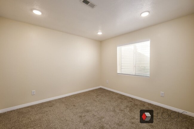Building Photo - Stunning Single Family Home In Excellent L...