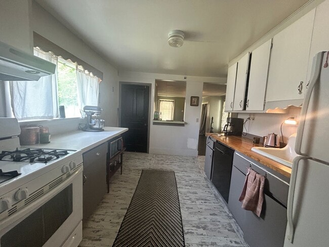 Building Photo - 2 bed 1.5 bath Hamilton home