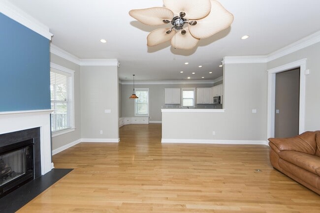 Building Photo - 302 White Gables Dr